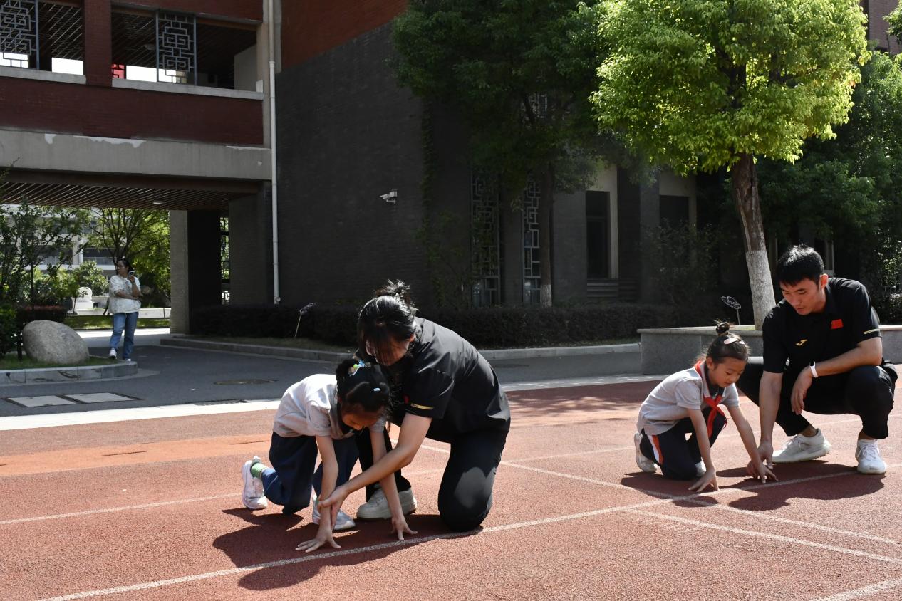 百米飞人挑战速度极限，体教融合共育世界儿童——南京市田径后备人才基地授牌仪式暨校园吉尼斯百米飞人大战活动_html_4510c021.jpg