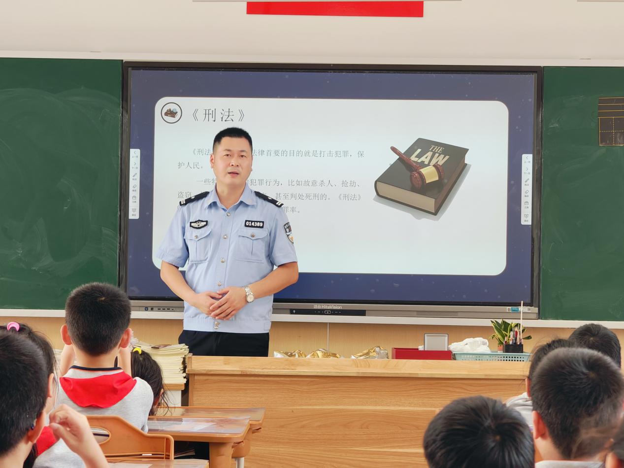 【湖畔·家校共育】法律就在我们身边 用法律浇灌祖国的花朵——三（16）班家长课堂_html_45df160c.jpg