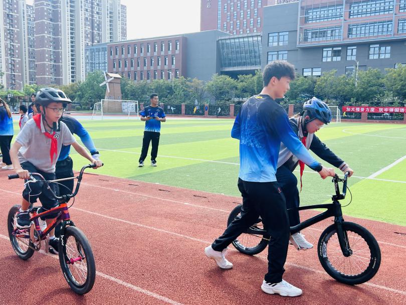 【湖畔·先锋示范】党建引领显活力 运动融聚展风采——金陵小学仙林湖校区党支部主题党日活动_html_m5b2fd0b5.jpg
