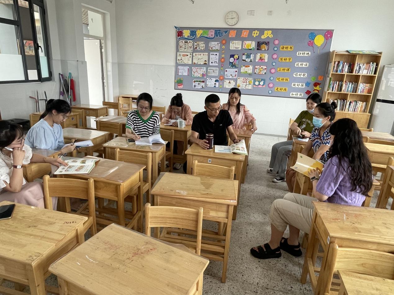 【博学广志】启航新学期 蓄力再奋进——记英语大组教研活动_html_1b175526.jpg