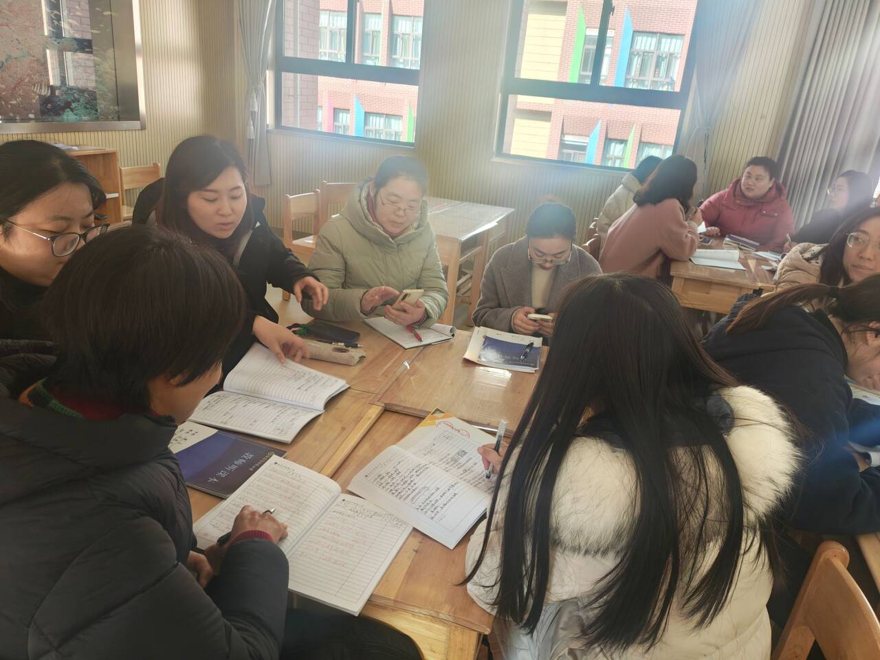 【湖畔·童化课堂】聚焦观察视角，剖析物体教学——数学校本研修之课例研讨（239）_html_m4831c15.jpg