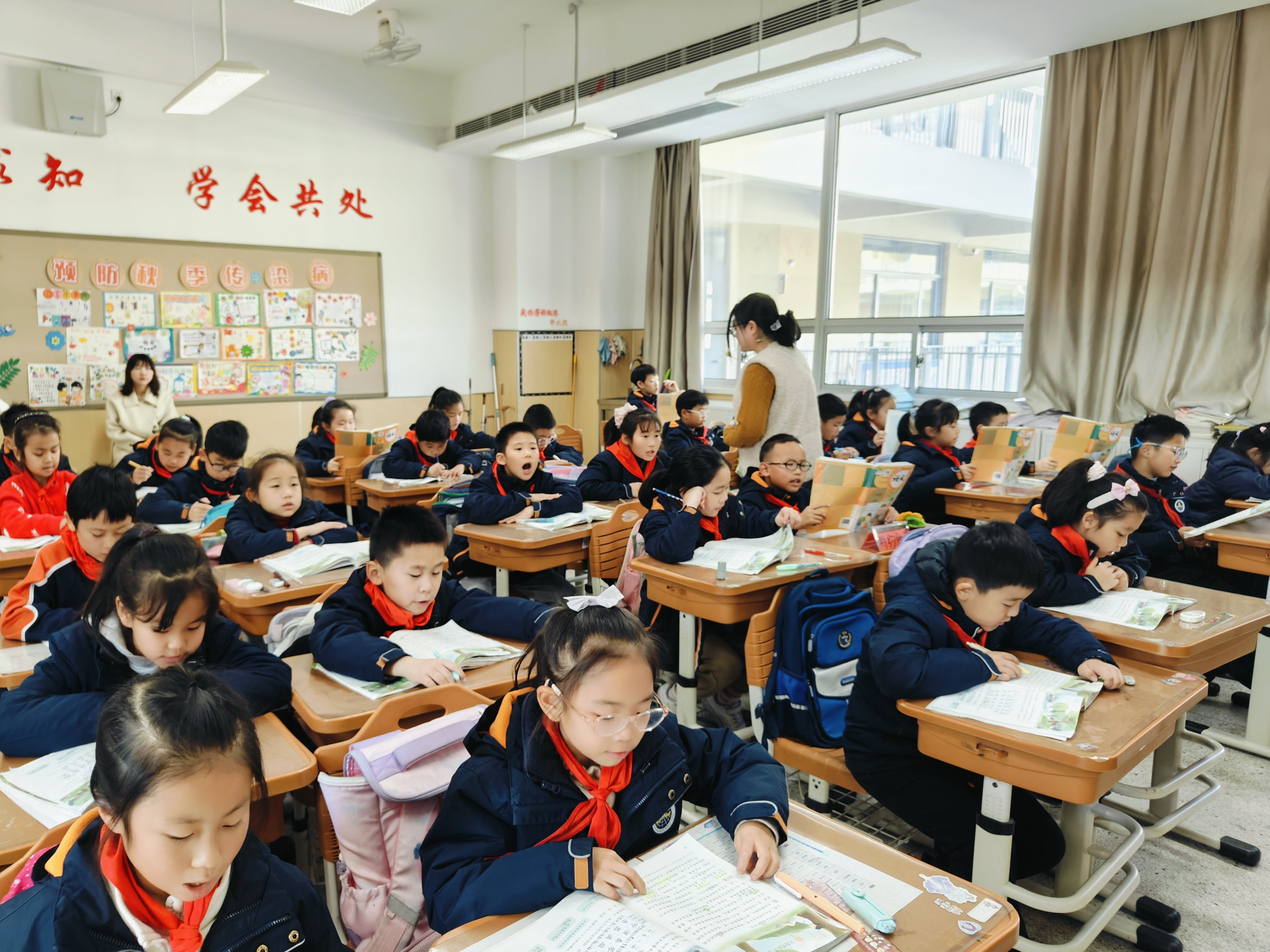 【湖畔·童化课堂】绽放温情之花，演绎温暖篇章——记金陵小学（仙林湖校区）三年级语文组教研活动_html_1c0b8d6e.jpg