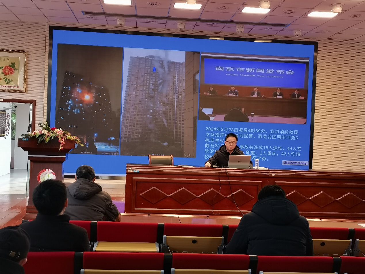 营防中学召开安全工作会议_html_2d30af8b.jpg