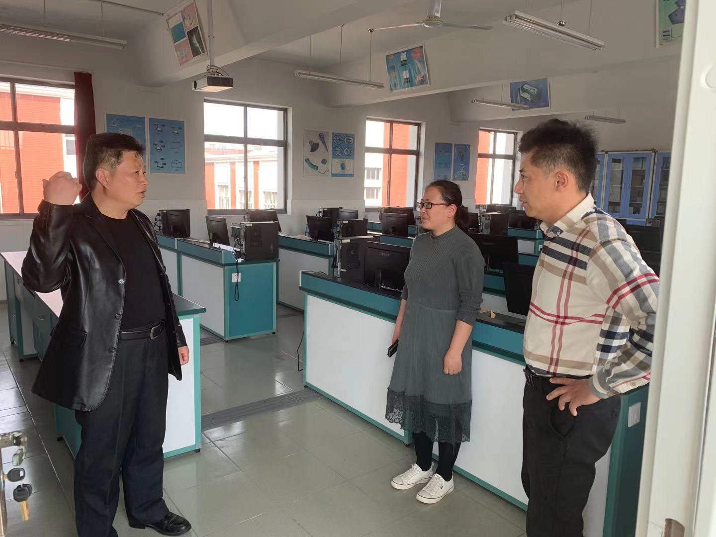【尊荣营中】丁大任副校长对我校图书馆实验室例行检查
