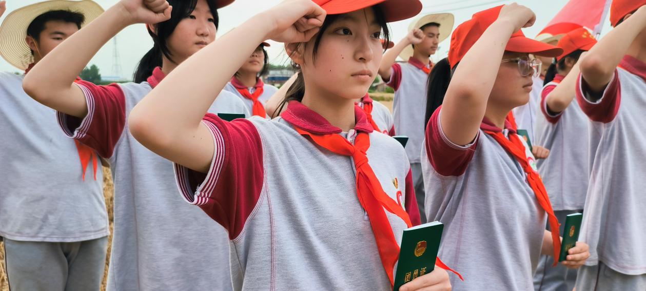 营中小青团志愿者“小农夫”主题团日活动新闻稿_html_20d8ce6.jpg