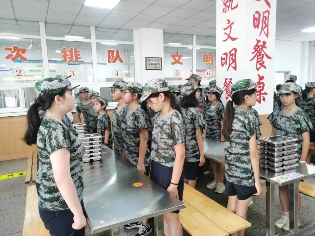 7.30【营中小青团】学习军人优良品质 落实国防教育实践 ——营防中学组织开展暑期军事夏令营开营仪式暨入学仪式_html_189009dc.jpg