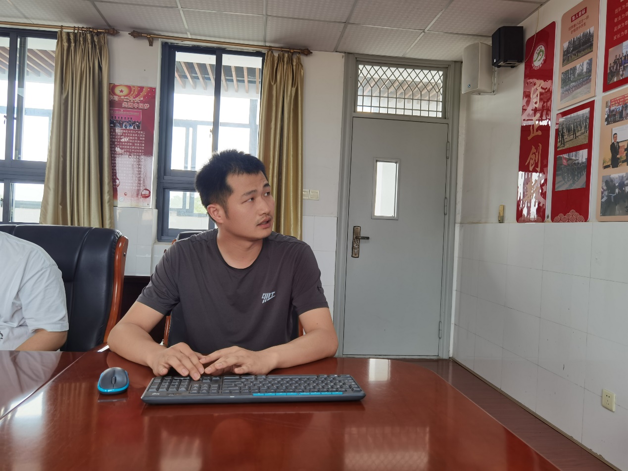 青年教师汇报会议新闻报道_html_45e7274d.jpg