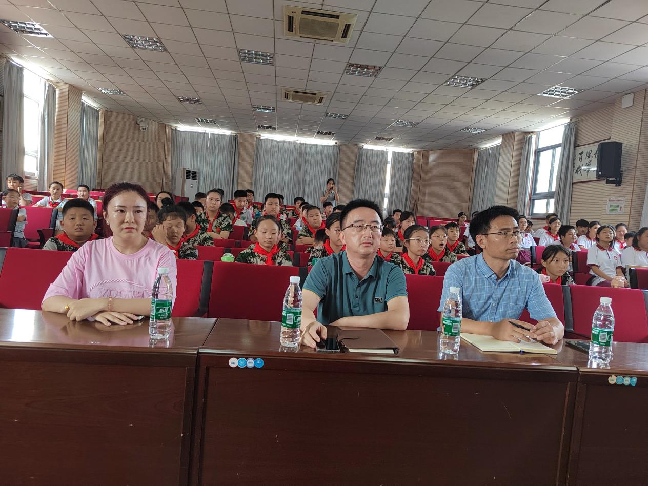 （简报）国防教育进校园 上好开学“第一课”_html_3c3c5e25.jpg