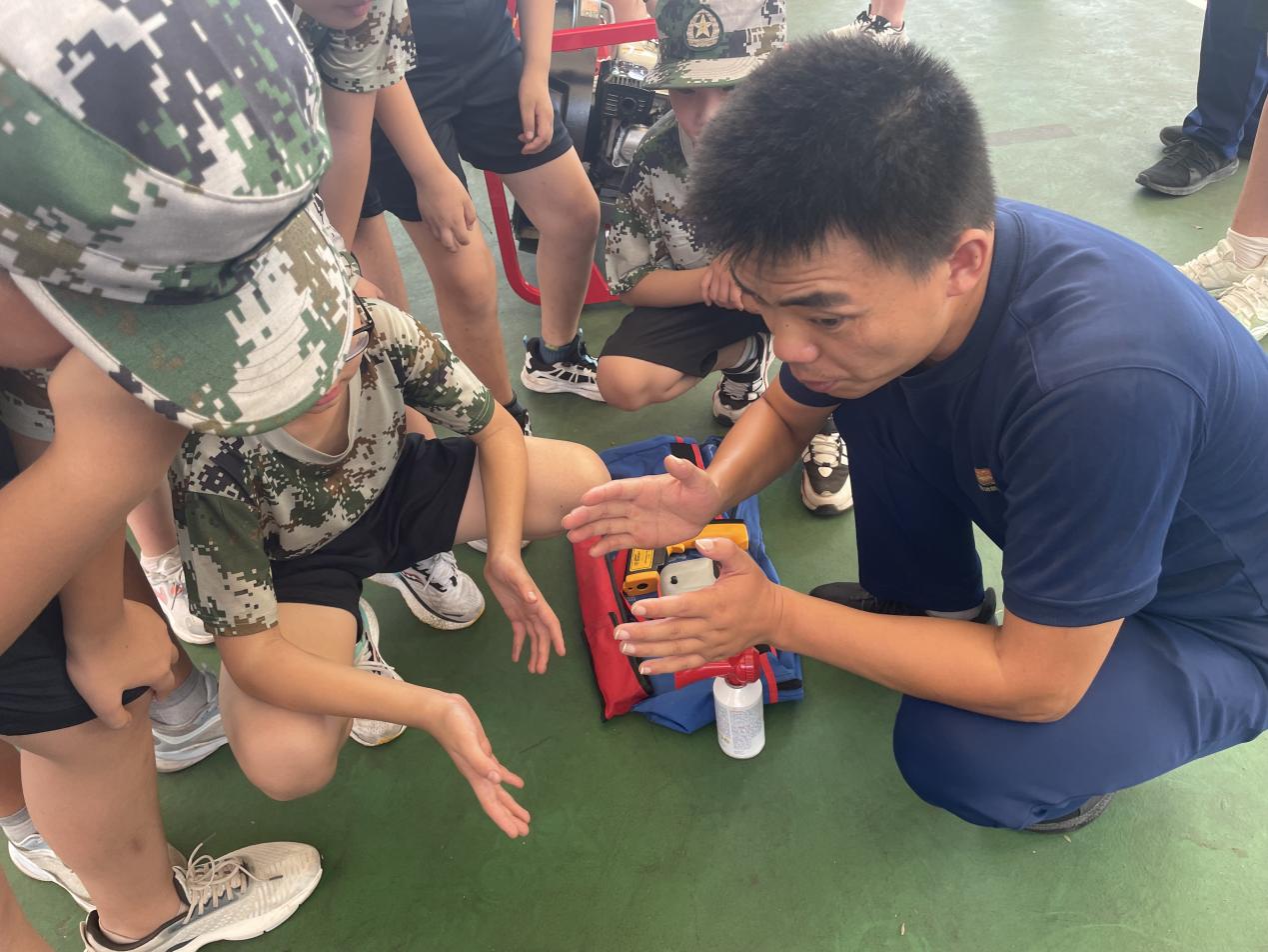 军事夏令营安暨消防安全和常规教育新闻稿_html_m1cde2be.jpg