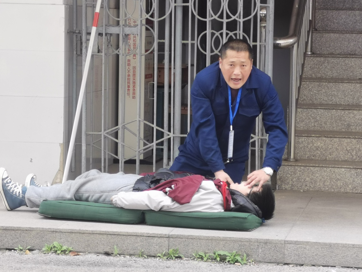 消防疏散演练新闻稿（3.31）_html_m4fc34480.jpg