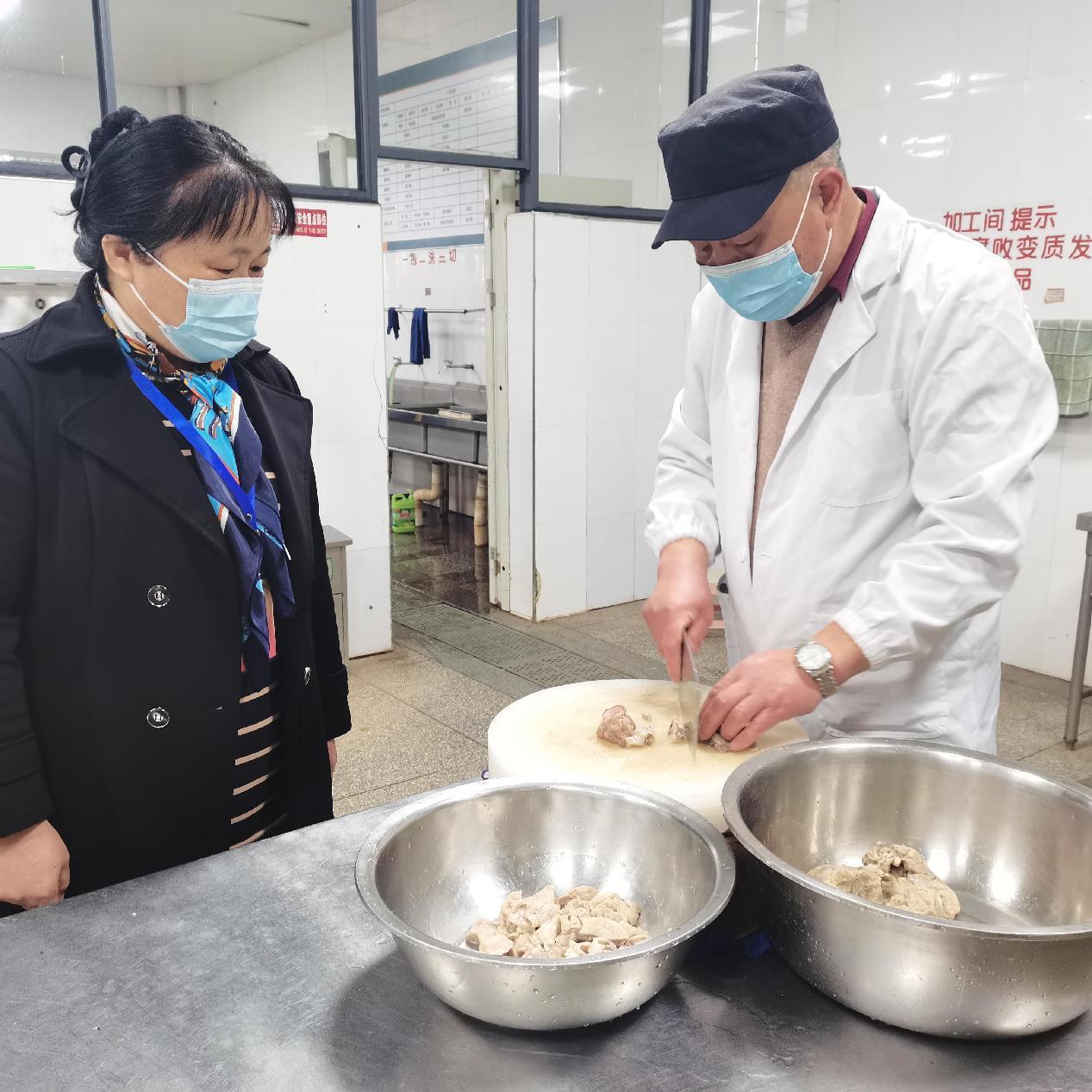【尊荣营中】督学检查 助力成长  ——记史长兰督学对营防中学开展“教师队伍建设”专项督导