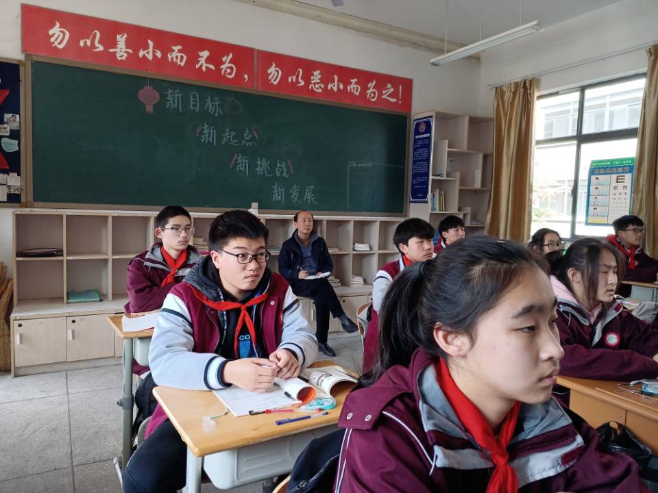 营防中学开学第一天报道_html_35e145ea.jpg