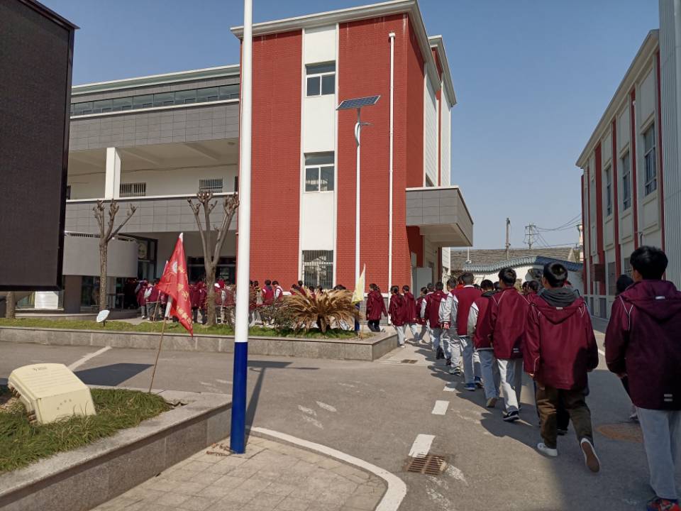 营防中学开学第一天报道_html_mc40c868.jpg