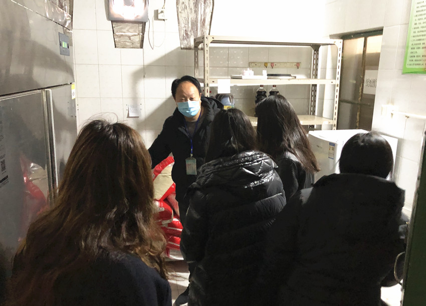南京市炼油厂小学召开膳食委员会会议图片5.jpg
