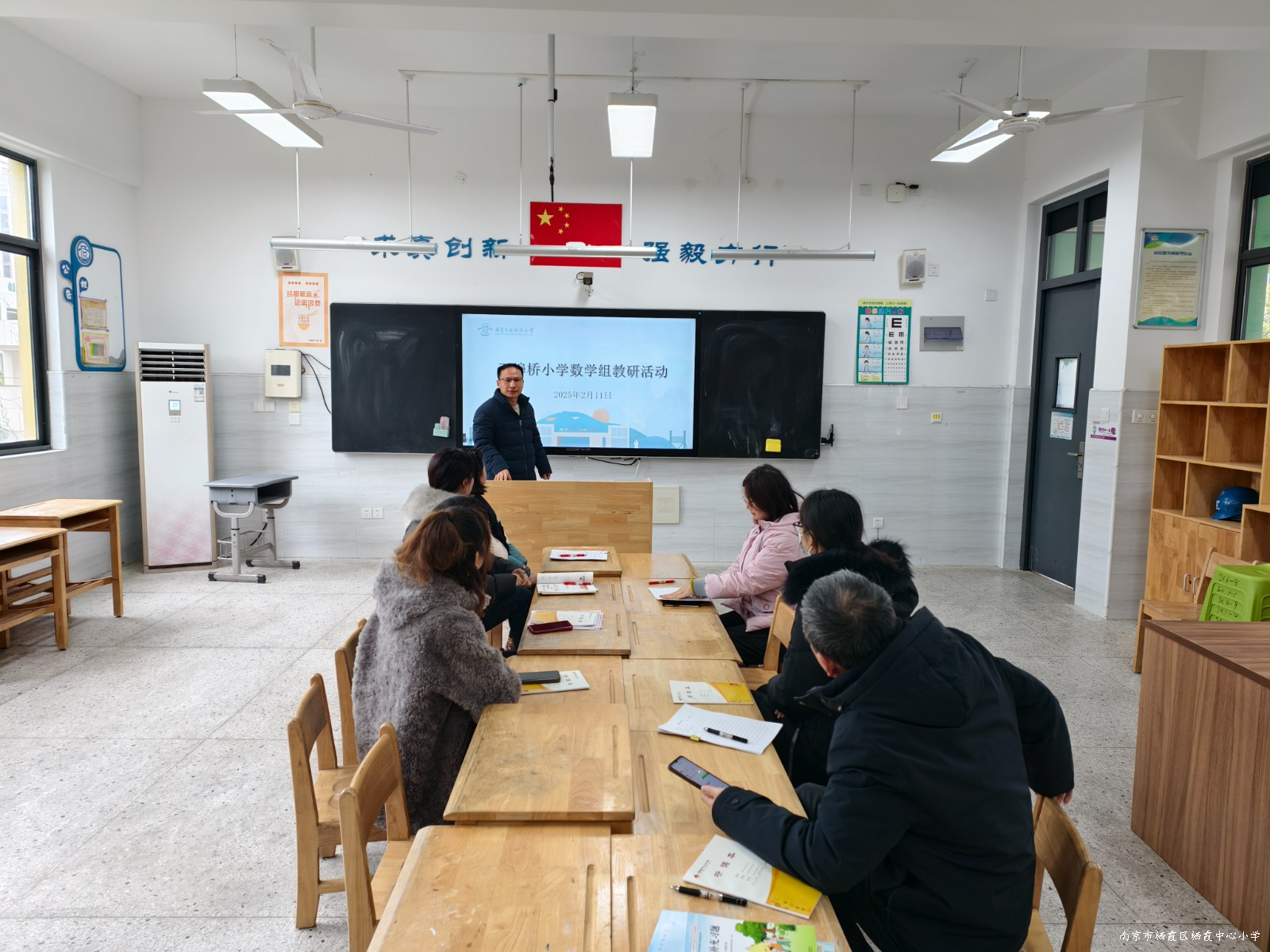 250211石埠桥小学数学组开展教研活动（一）照片.jpg