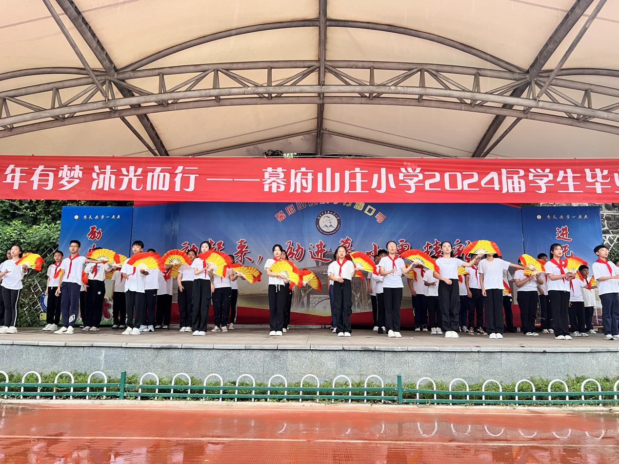 少年有梦 沐光而行——2024届毕业典礼新闻稿_html_m65aa5495.jpg