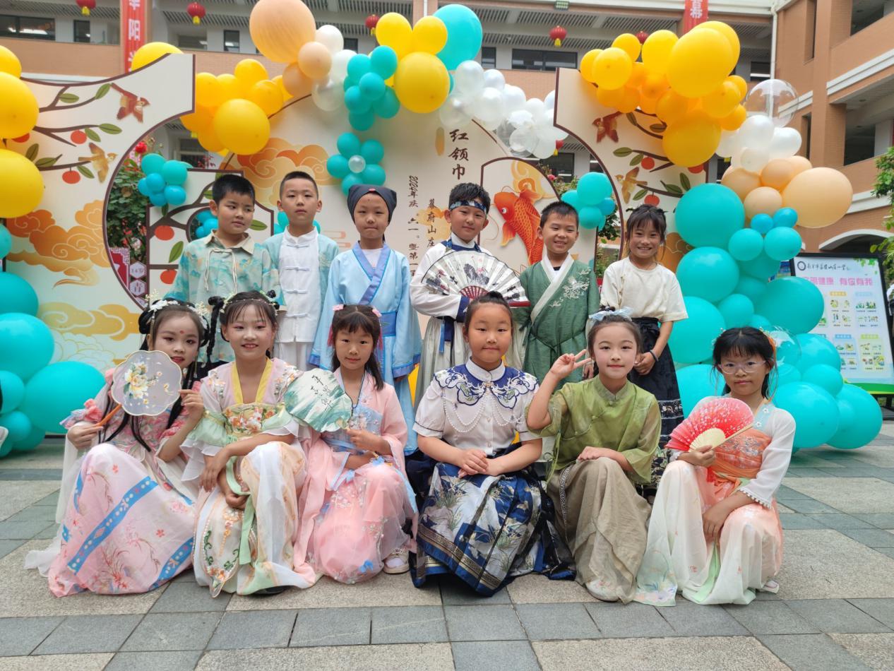 红领巾爱祖国 传承中华经典汉服节报道_html_m5b867e4e.jpg