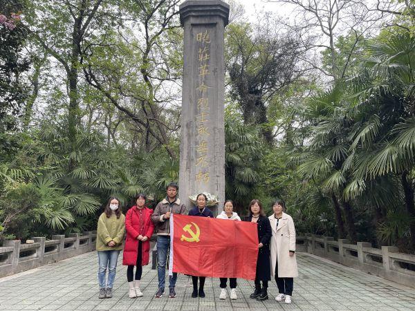 【励进幕小 青春党建】燕子矶中心小学第二党支部开展清明祭扫活动_html_m44569f45.jpg