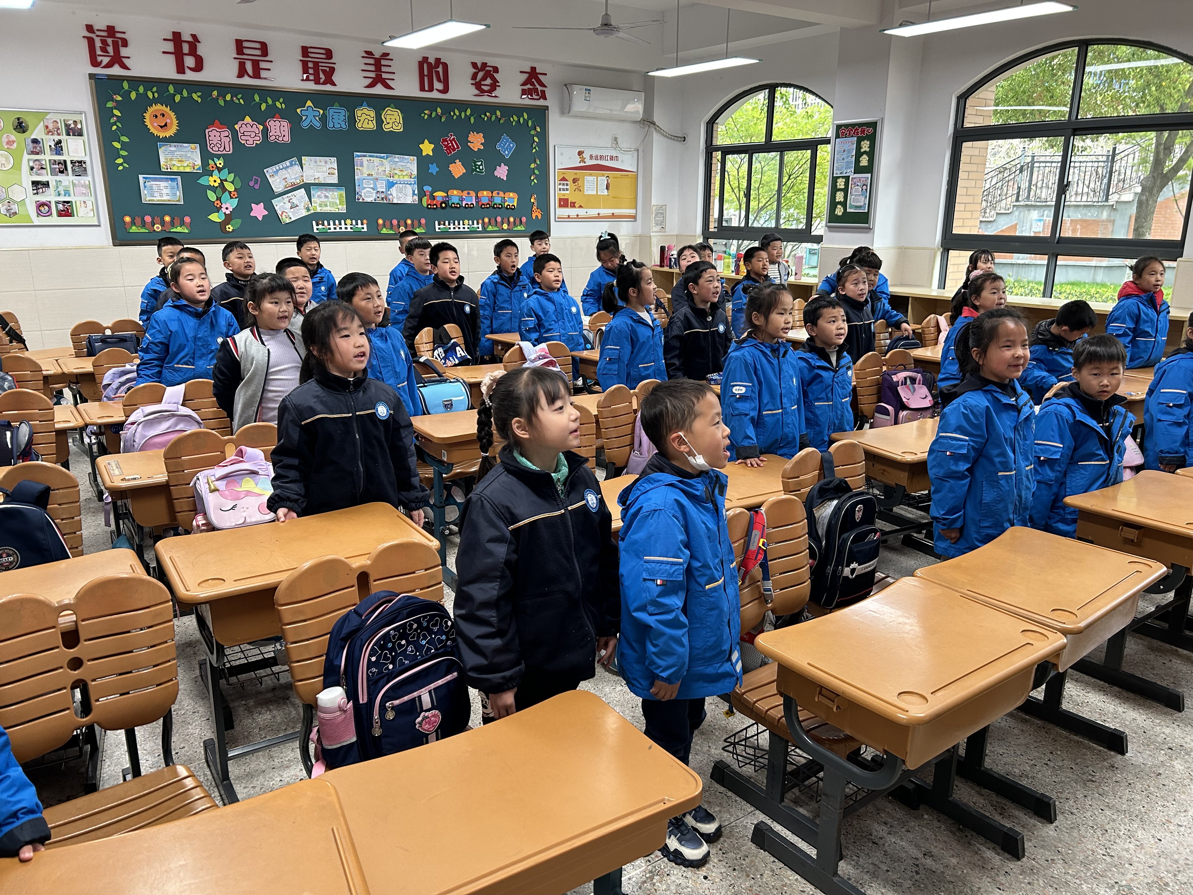 清明寄哀思升旗仪式新闻稿(2)_html_m58cc7d06.jpg