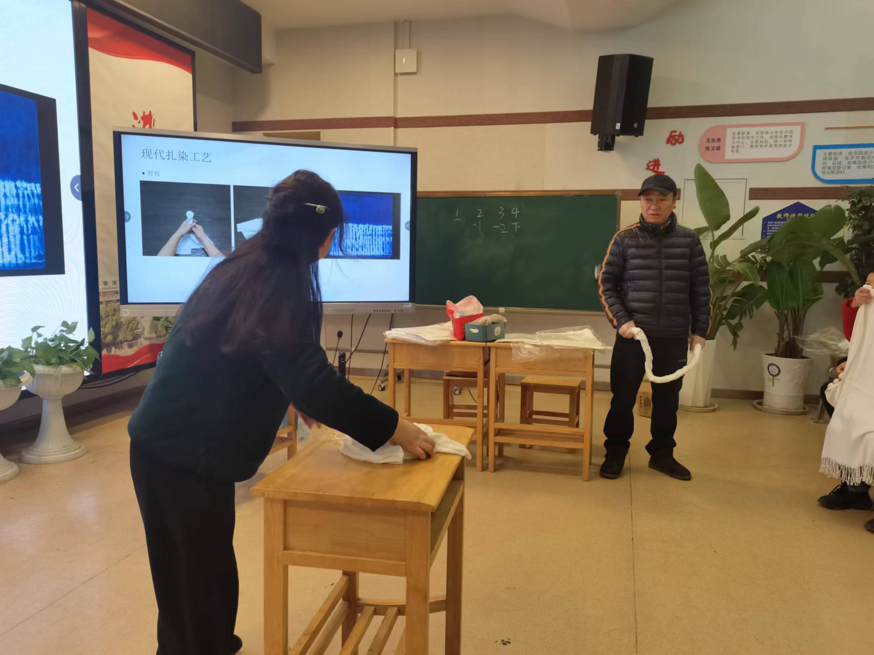 布艺非遗进校园 师生传承学扎染报道_html_2525758.jpg
