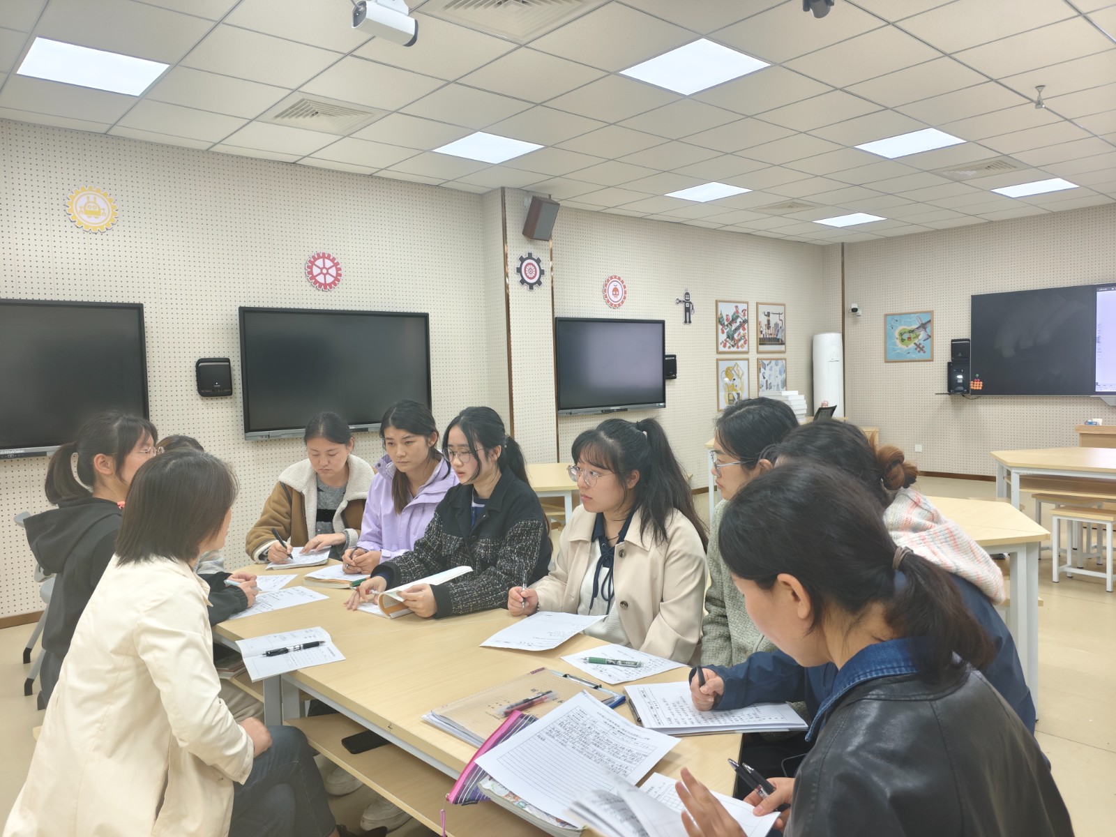 听课教师.jpg 听课教师.jpg