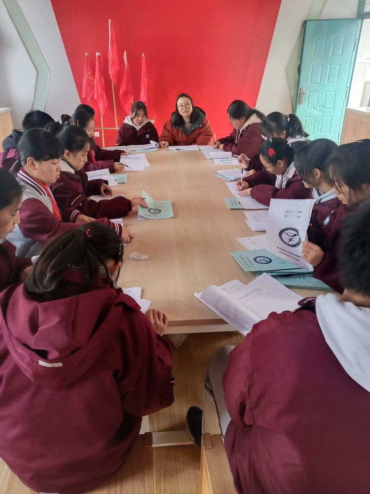 八卦洲中学中学图书馆班级图书角图书清理会议_html_m7744293f.jpg