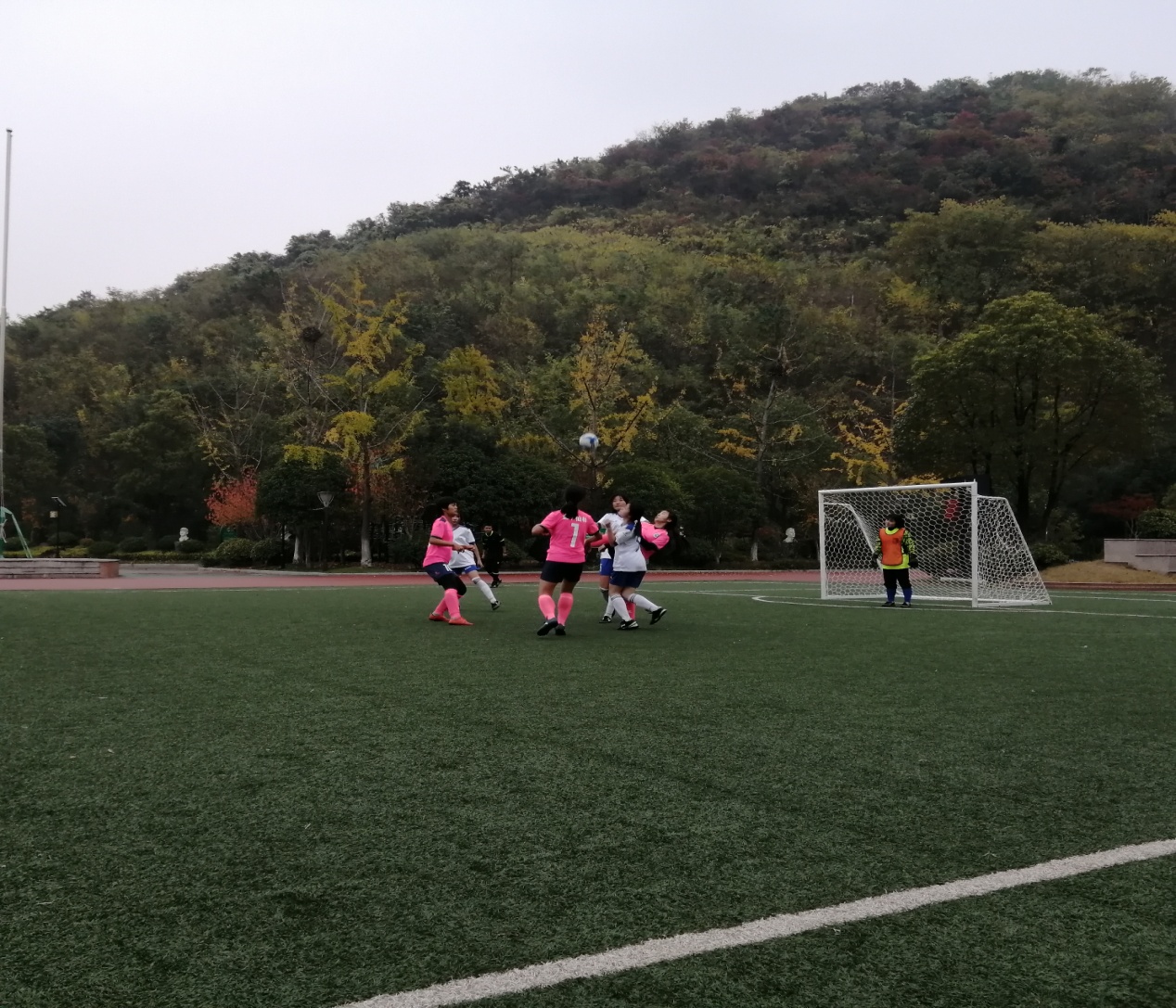 祝贺中桥中学女子足球队荣获栖霞区第六届_html_m583cfcfb.jpg
