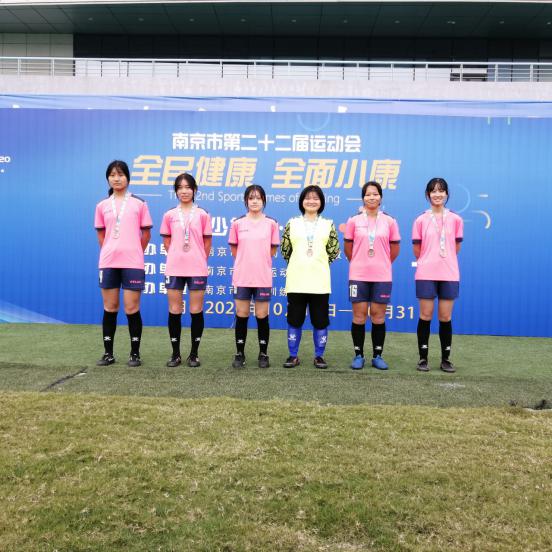 我校6名女生参加22届市运动会校园足球联赛_html_m1f34083e.jpg