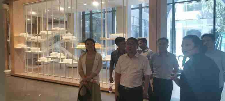 【二稿】七一党员外出学习师德馆新闻_html_m108f06b3.jpg