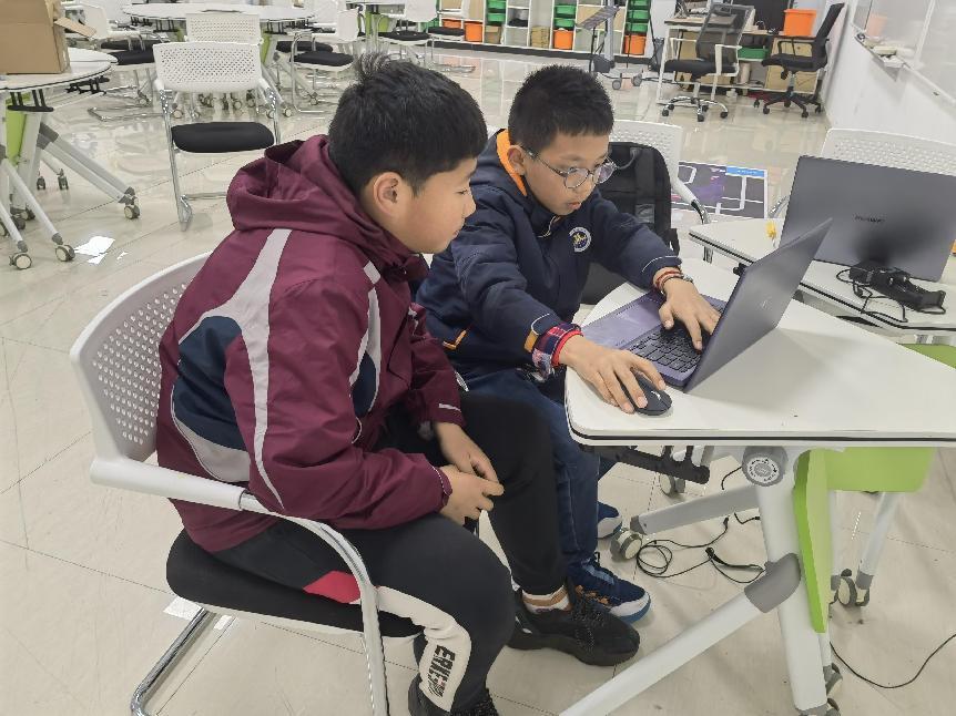 竞技激情，智慧成长——记学生参与信息素养提升实践活动项目现场赛(1)_html_m3fa18490.jpg
