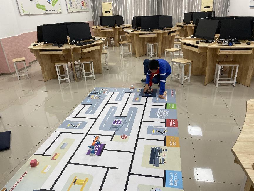 竞技激情，智慧成长——记学生参与信息素养提升实践活动项目现场赛(1)_html_70cc2a2e.jpg