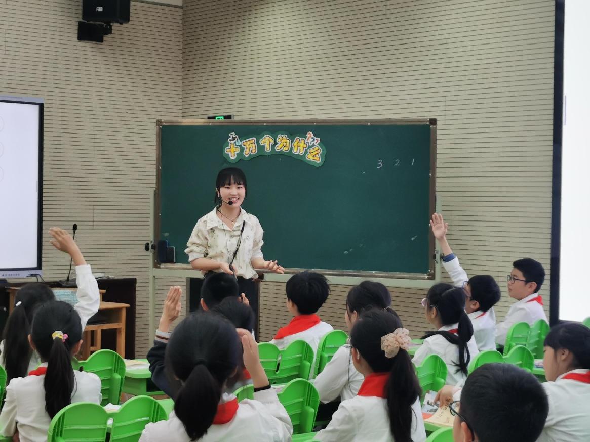 【已改】读经典文本，听思维花开——记金陵小学语文教研组“快乐读书吧”课例研讨活动(1)_html_4ed0b7de.jpg