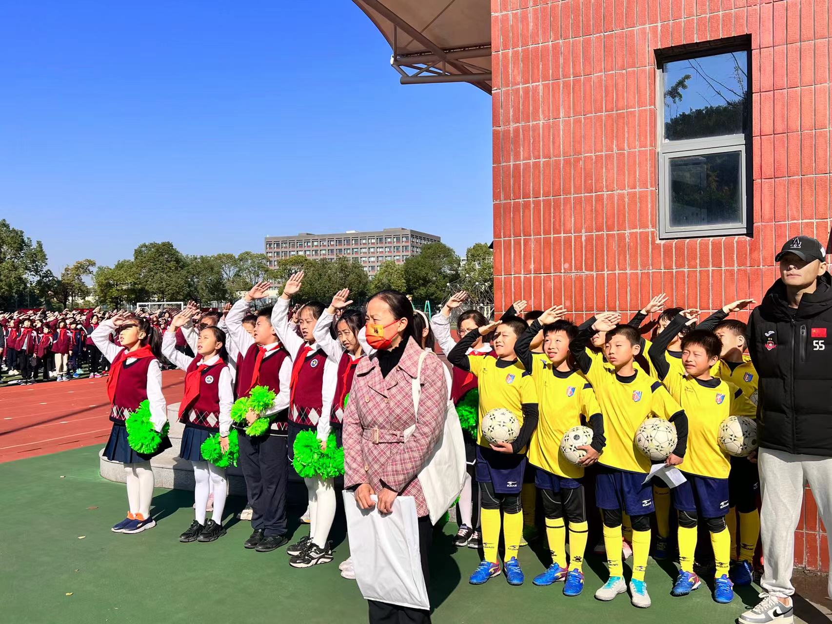 足球开幕式新闻稿_html_69a13af5.jpg