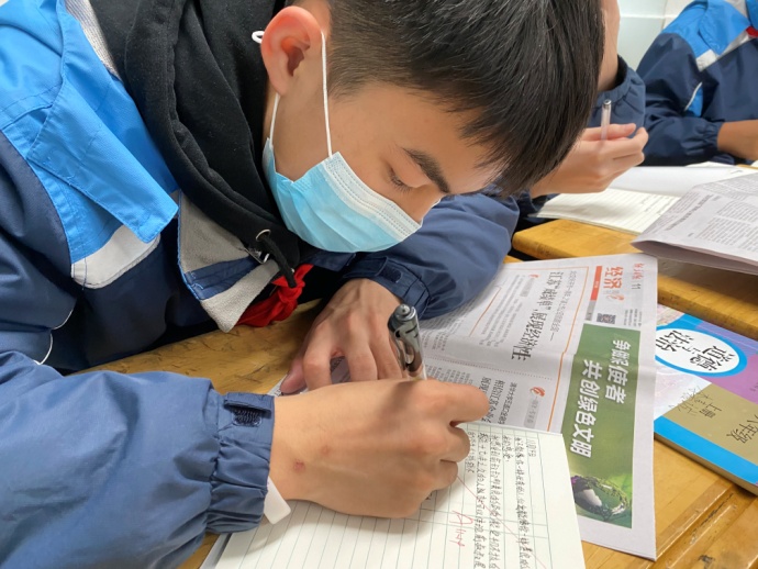 11.24读报纸系列活动_html_2def98ae.jpg