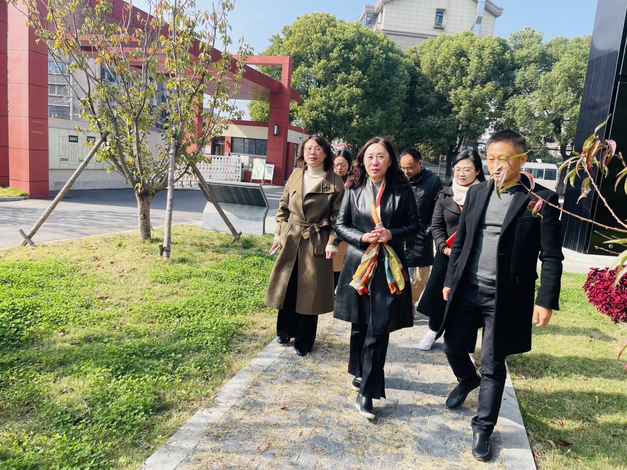 【尚真华电】发掘内涵成特色，专家评审促提升——南京市华电中学迎接区“特色教师”现场展示评审(1)_html_441d87bc.jpg