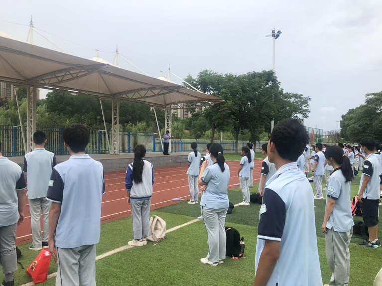 【尚真华电】硕果盈枝 收获成长——华电中学举办散学典礼_html_m1edeb4cc.png
