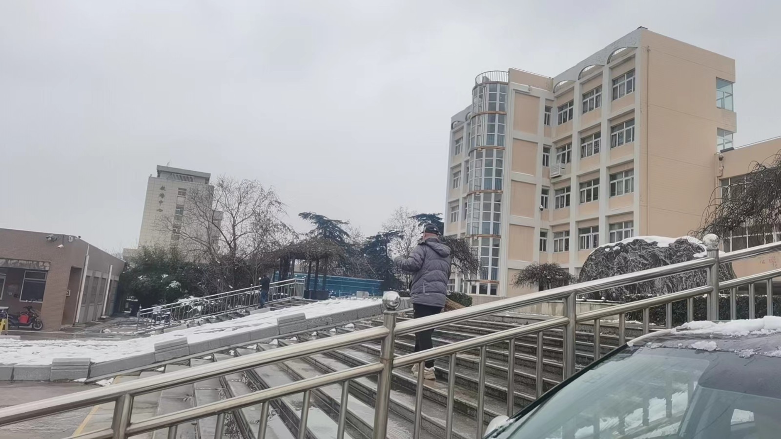 【实初安全】减轻灾害风险，守护校园安全———校园扫雪 共筑安全防线