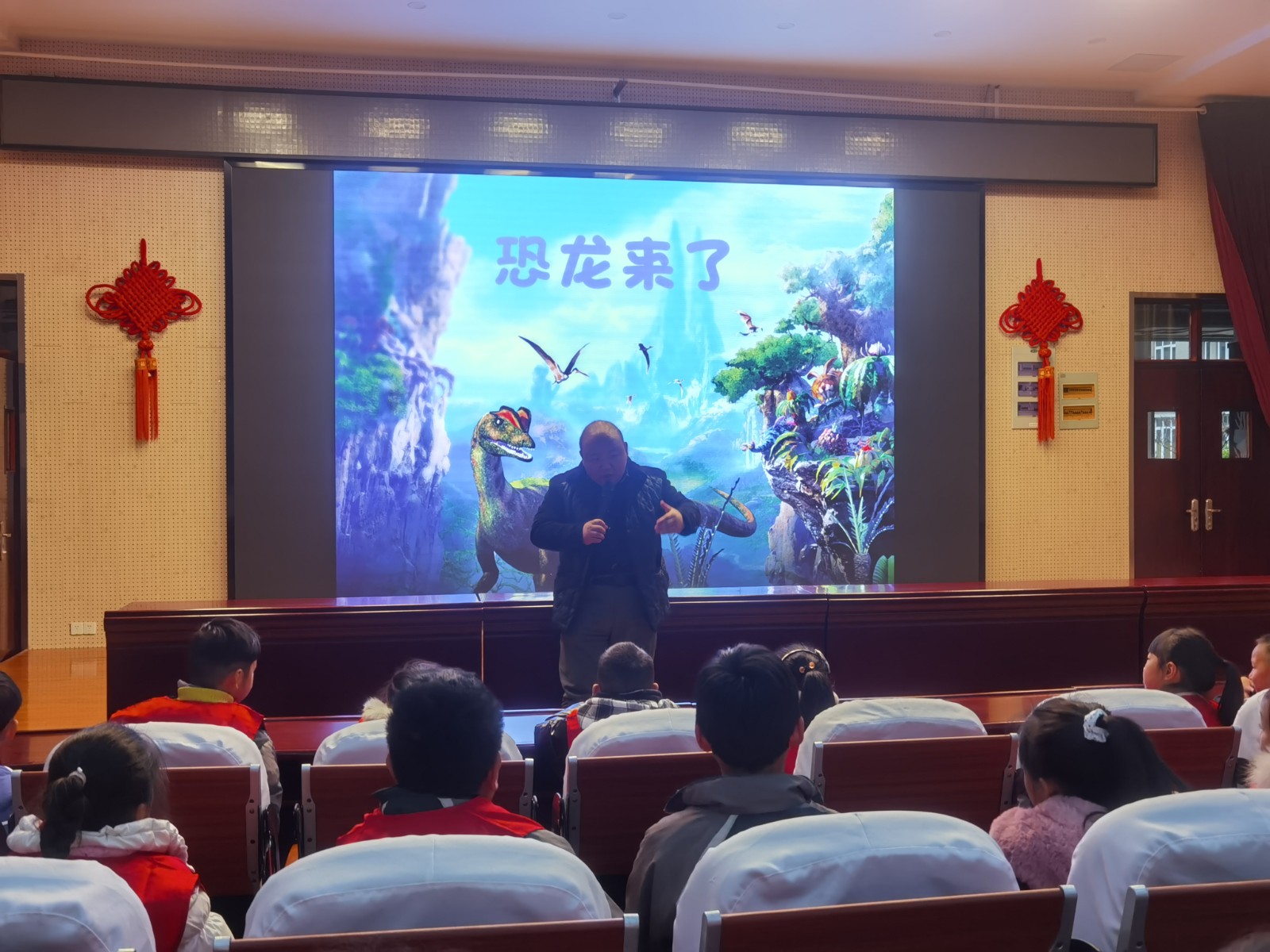【花港一小】南京晨报进校园——“恐龙”来了！
