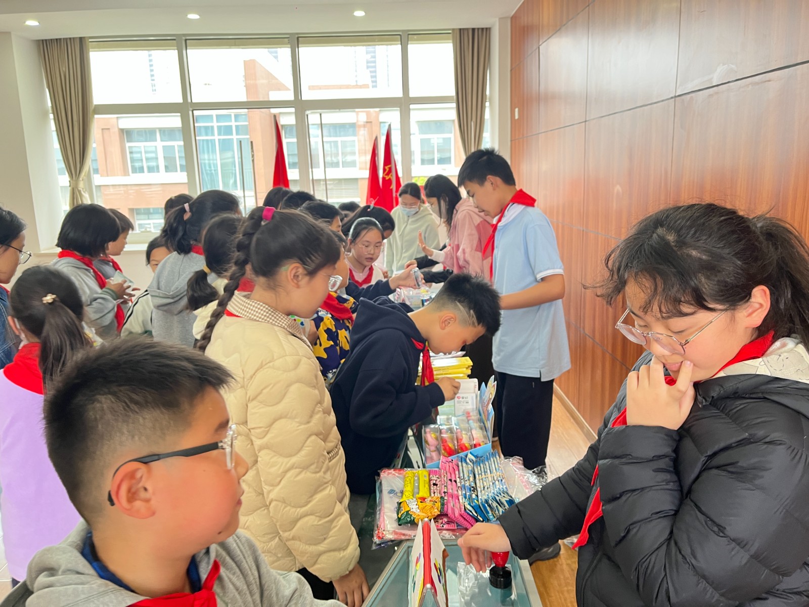 【花港一小】七彩少年 朵朵绽放 ——“七色花券”学生评价兑换系列活动