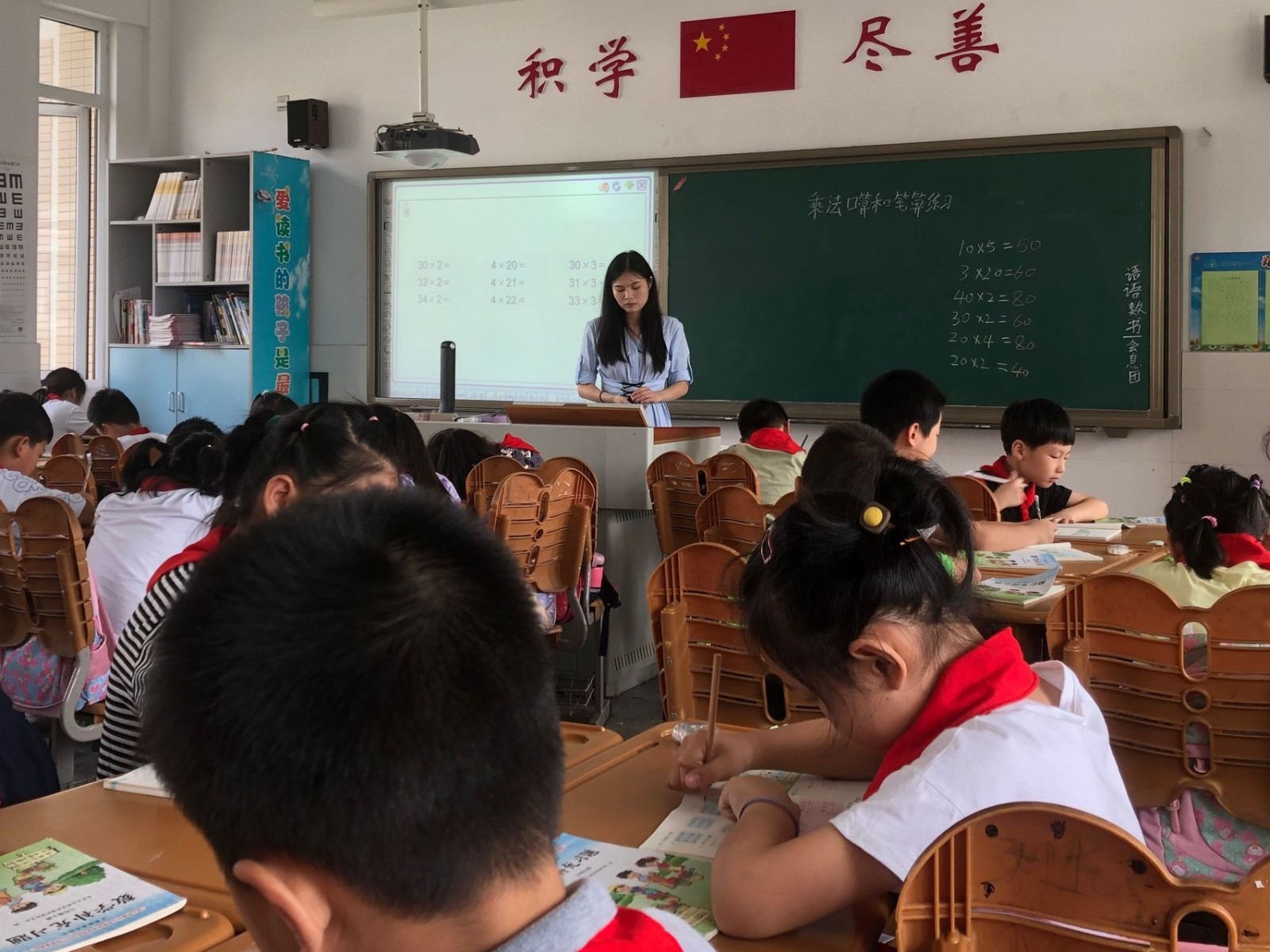 庾海燕老师执教《乘法口算和笔算练习》一课。1.jpg