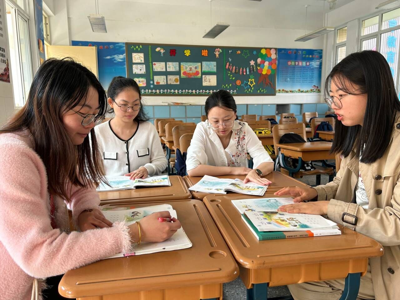 【花港一小】凝聚集体智慧 打造理想课堂（一百三十二） 花港一小集体备课活动