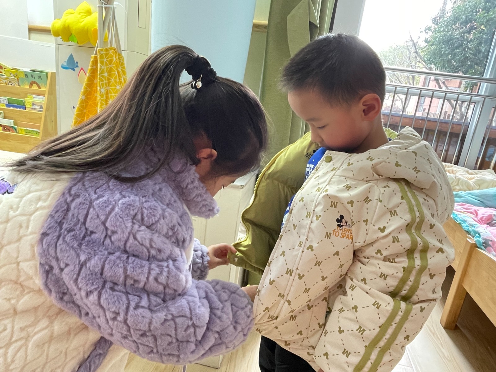 给弟弟拉拉链.jpg