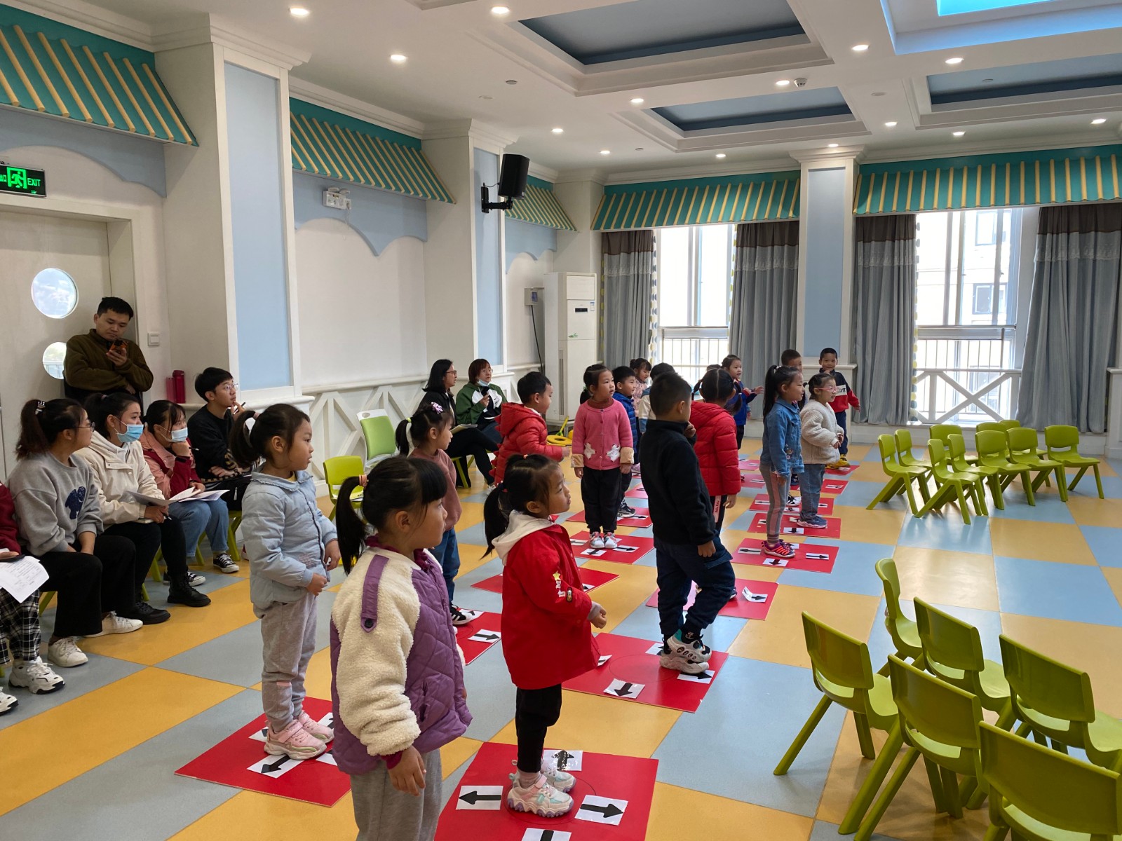 周老师活动幼儿操作1.jpg