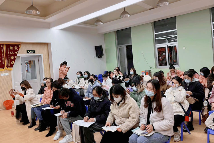教师们探讨.jpg