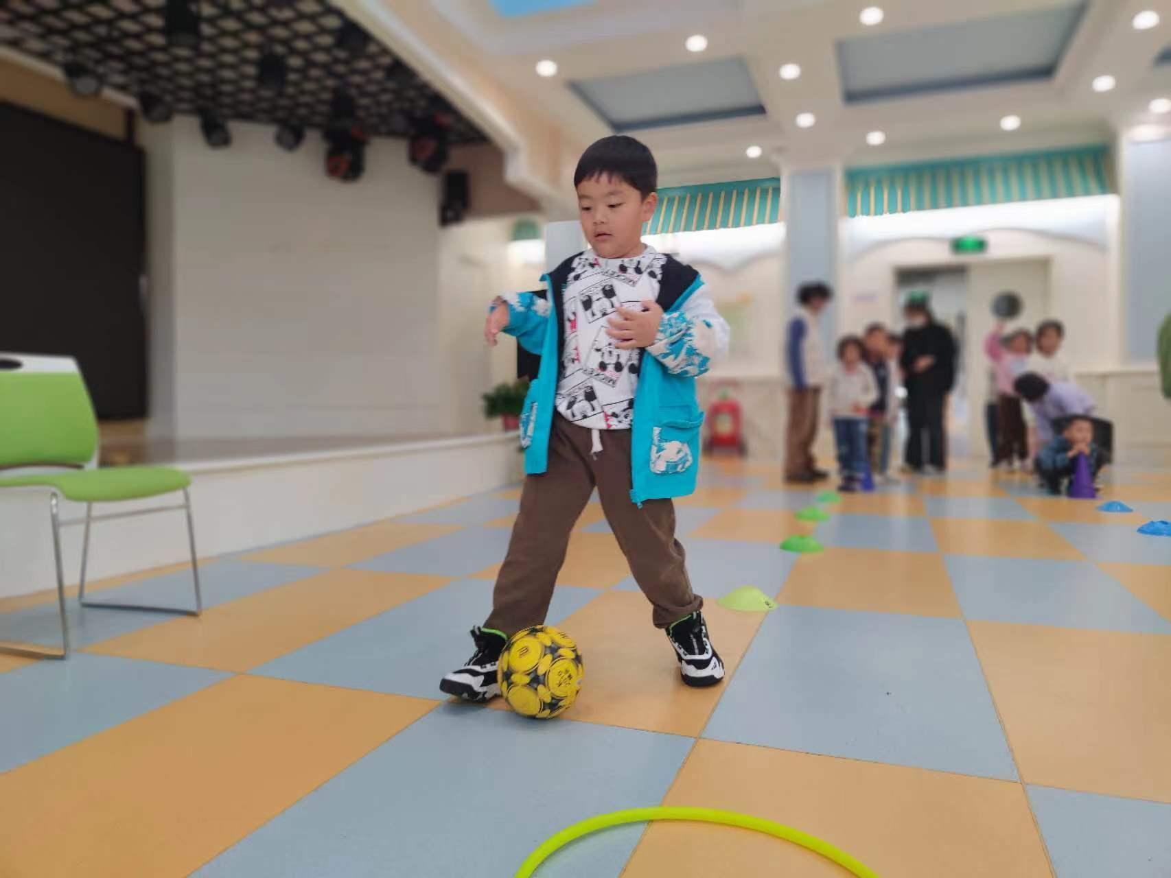 尧辰园每周足球活动掠影_html_260c00a4.jpg
