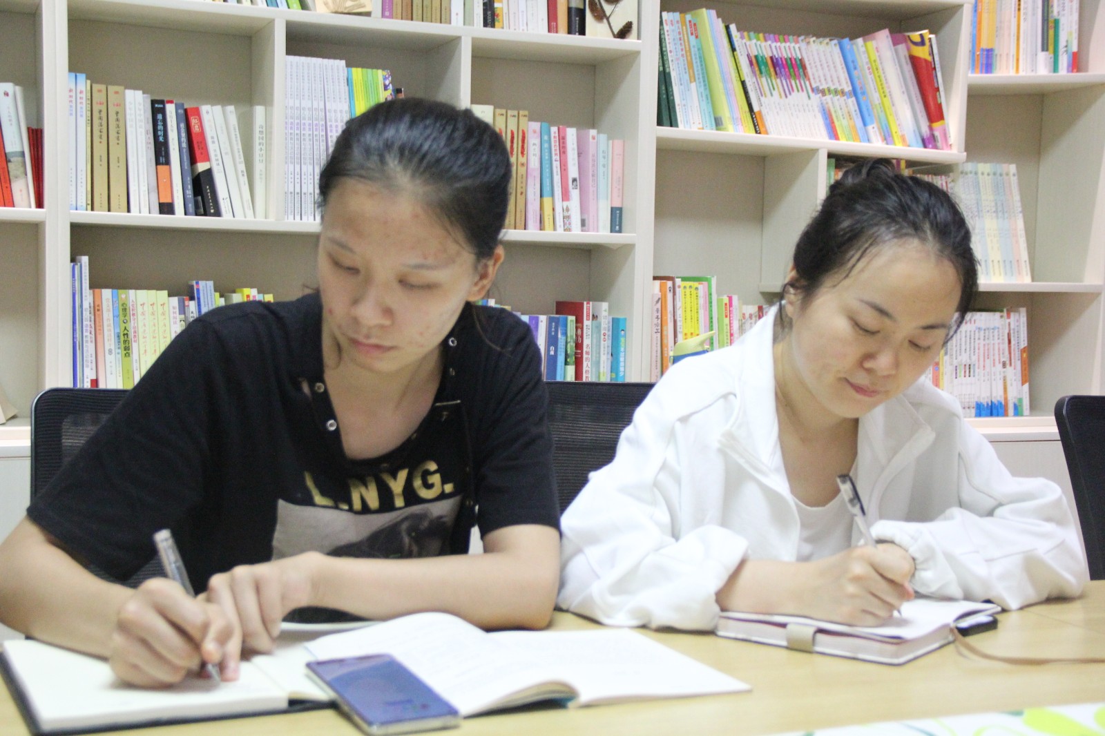 教师认真听讲、记录.JPG