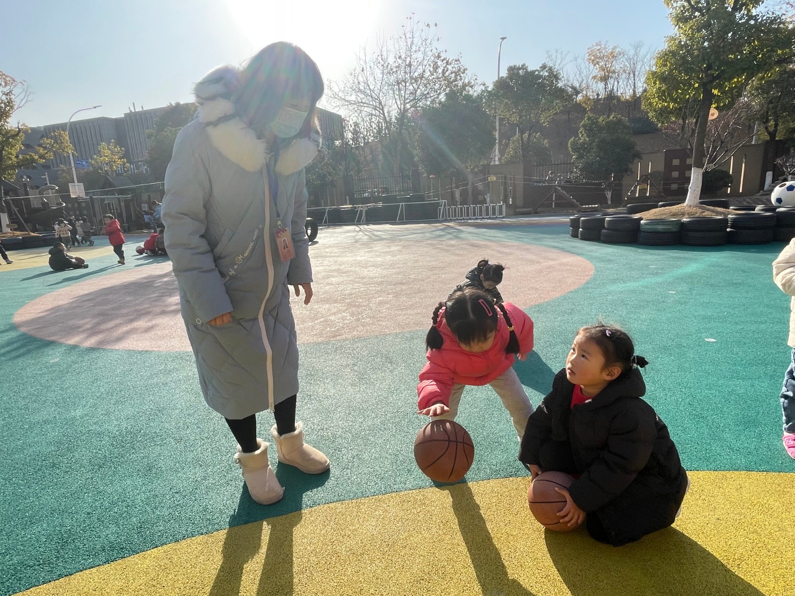督学与幼儿亲切交流.jpg