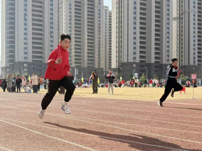 2.青春接力，燃动赛场——记我校2024年11月迎面接力赛_html_16ce4ded.jpg
