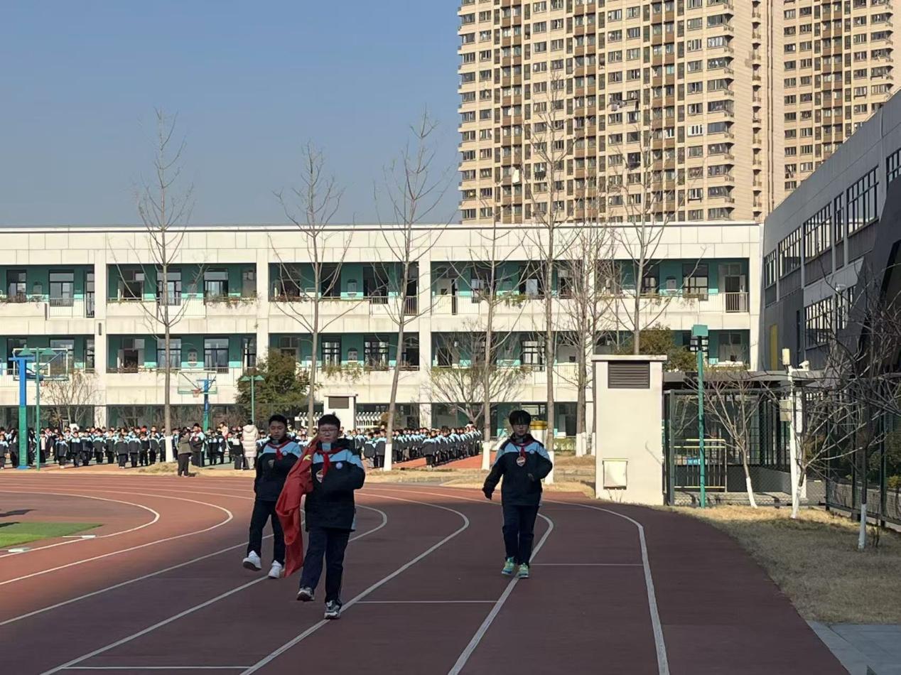 第十八周升旗仪式报道稿(1)_html_1bfa96a9.jpg