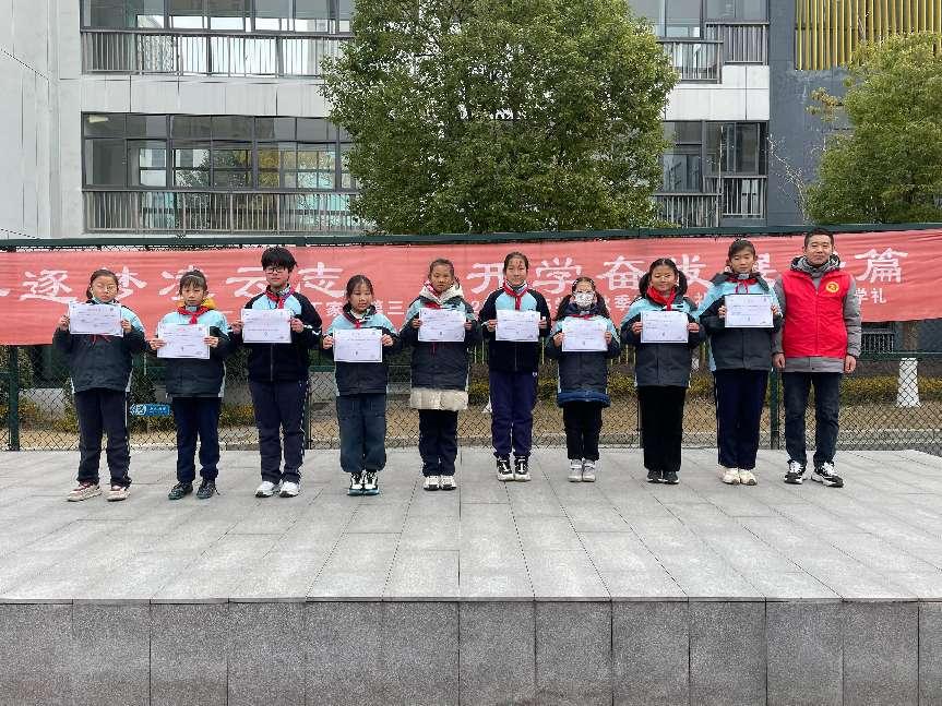 12.23二3、4班第十七周升旗仪式报道_html_m22b80482.jpg